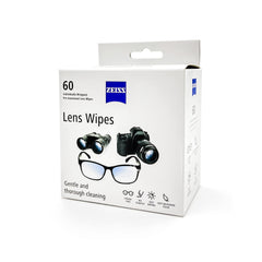 ZEISS persona limpiando gafas con la toallita para eliminar huellas