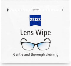ZEISS toallita en mano limpiando lentes, comodidad y uso móvil