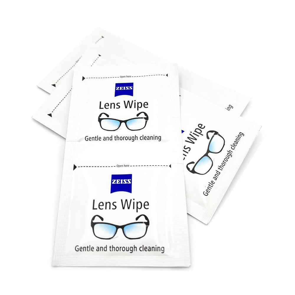 ZEISS toallita en mano para mostrar tamaño y uso portátil conveniente