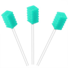 ZIZNBA toallita oral en uso limpiando encías y refrescando la boca