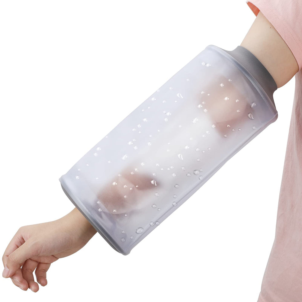 Zoyehoo funda colocada en brazo adulto dentro de baño, uso realista