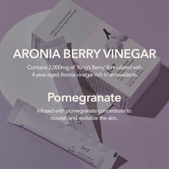 107 ARONIA sobre en mano para comparar tamaño y portar cómodamente