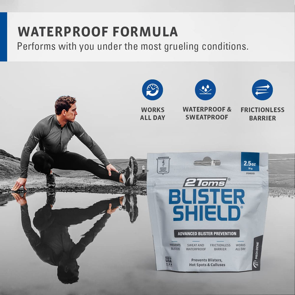2Toms BlisterShield aplicando polvo en calcetín para mantener pies secos