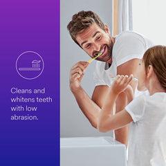 Persona aplicando 3M Clinpro al cepillo dental demostrando facilidad de uso diario