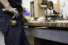 3M Safety Band junto a mano para comparar tamaño y portabilidad en obra