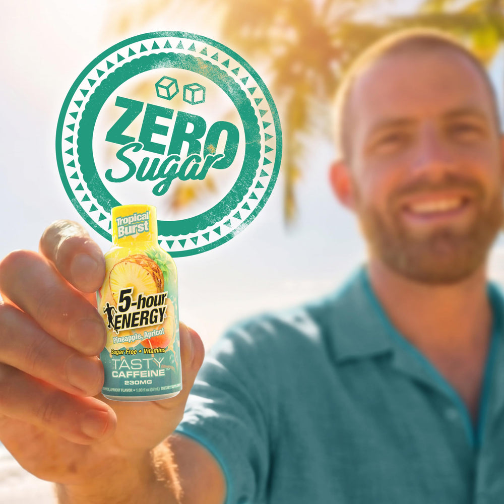 5-hour ENERGY lifestyle con botella en bolso demostrando movilidad
