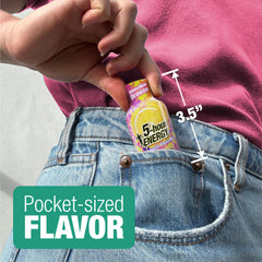 5-hour ENERGY shot en mano que ilustra uso rápido y práctico