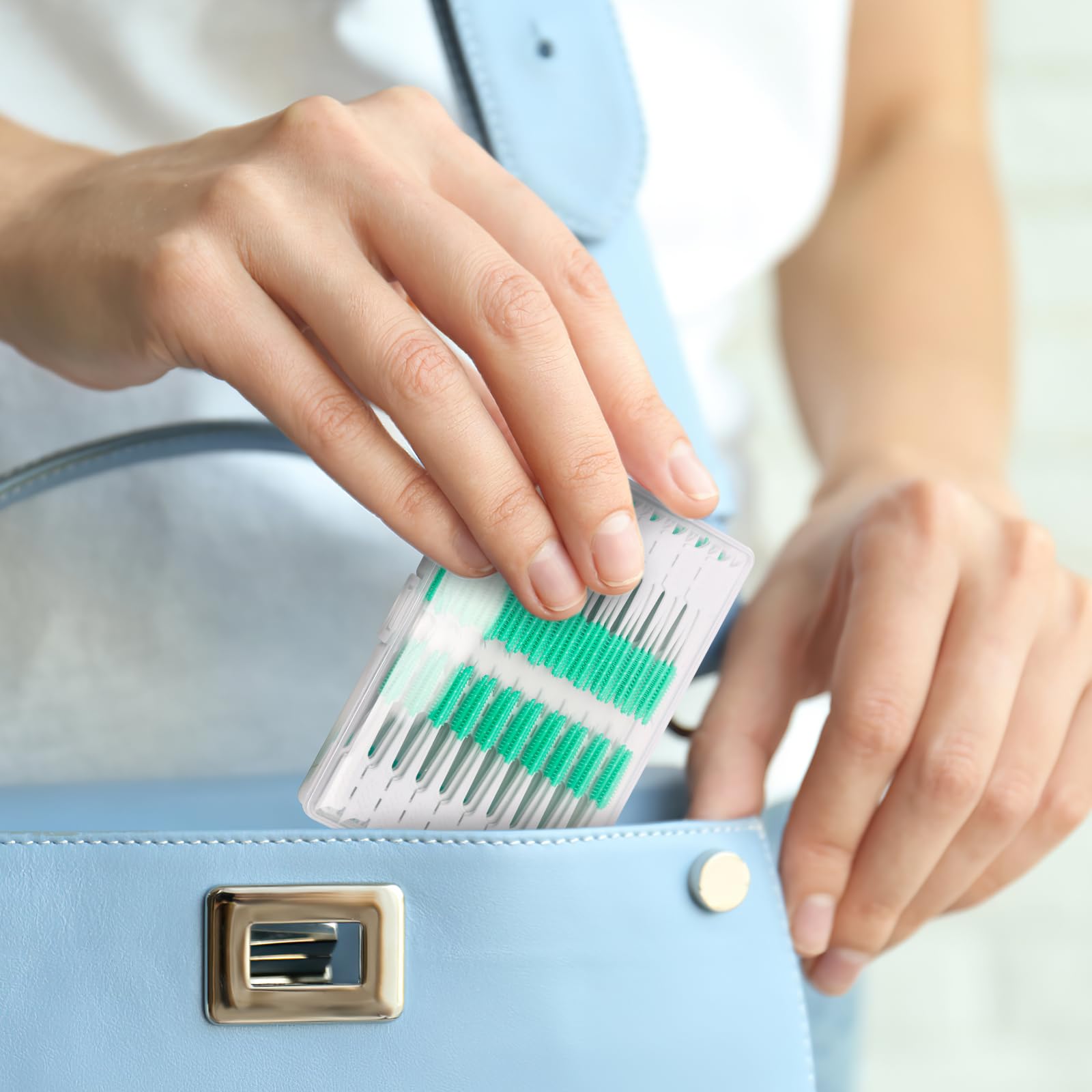 ACSKD conjunto en escenario de baño y viaje, ideal para cuidado bucal fuera de casa