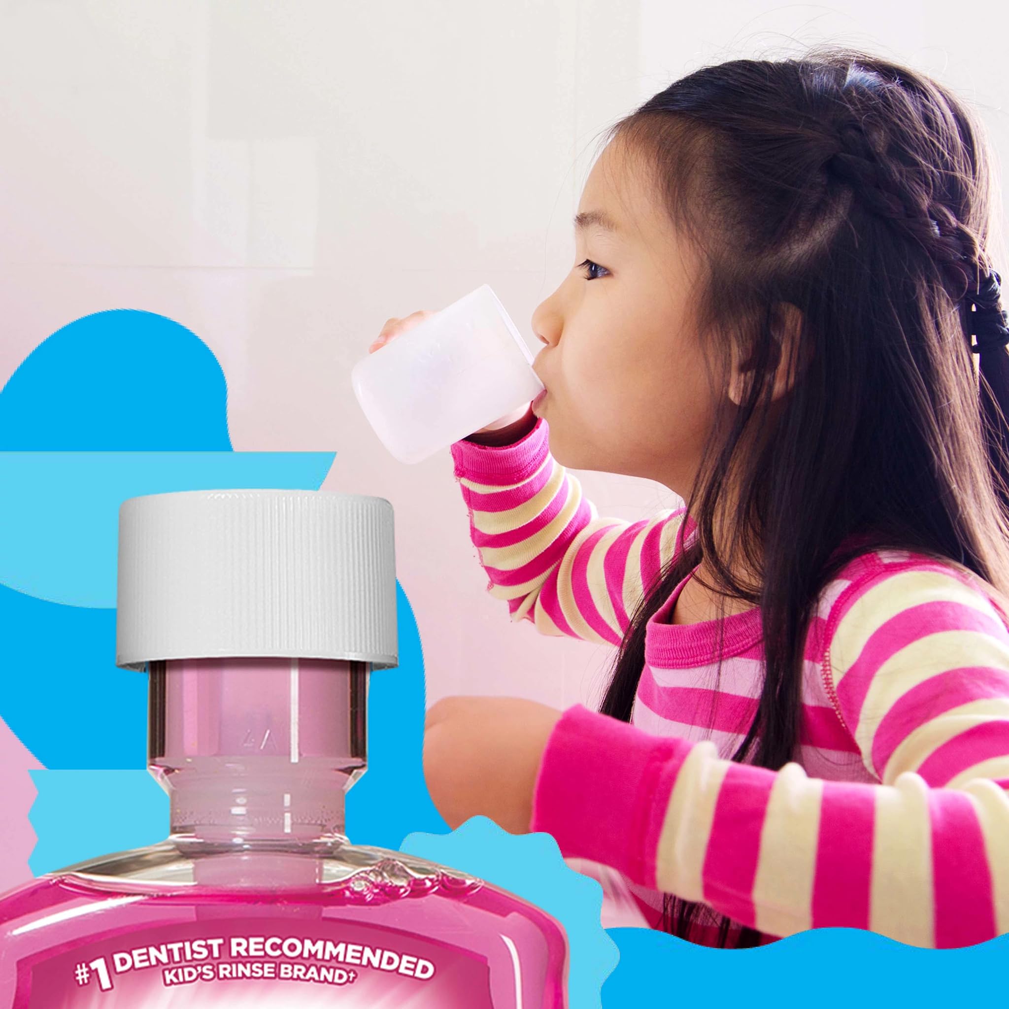 ACT niño usando enjuague apoyando una rutina dental consistente
