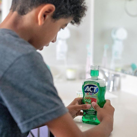 ACT Kids detalle del vaso dosificador mostrando la medición precisa y uso seguro