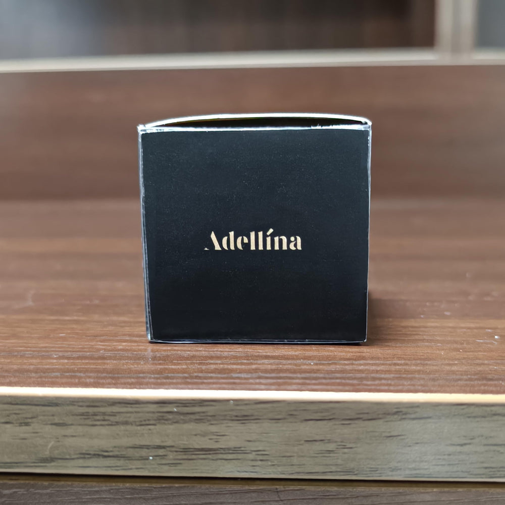 Adellina crema extendida sobre piel mostrando absorción y acabado no graso