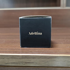 Adellina crema extendida sobre piel mostrando absorción y acabado no graso