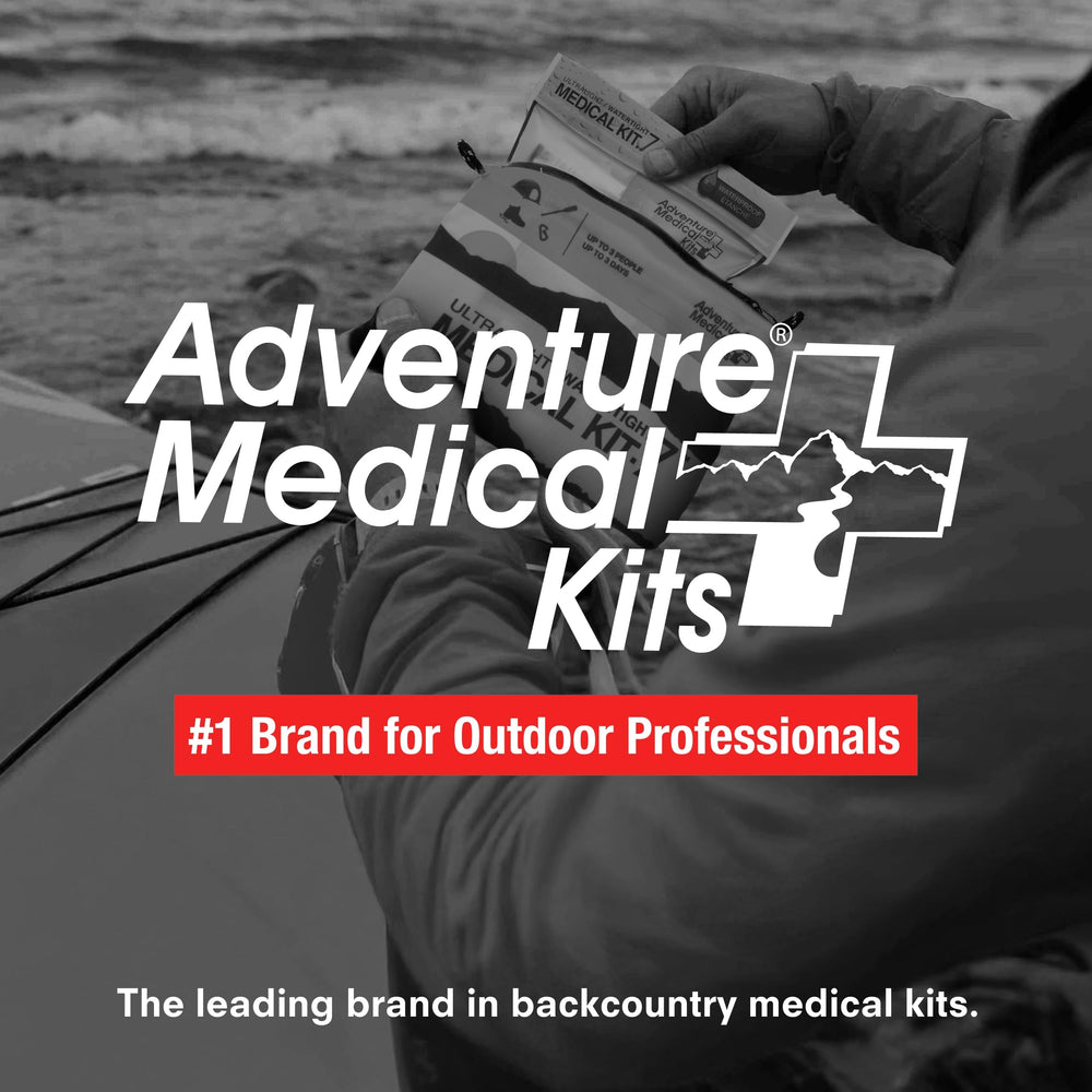 Adventure Medical Kits dentro de una mochila demostrando fácil transporte