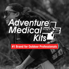 Adventure Medical Kits etiqueta y lista de contenidos visible para identificar suministros