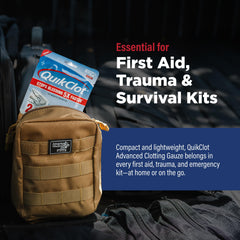 Adventure Medical Kits gasa colocada dentro de mochila de senderismo lista para emergencia