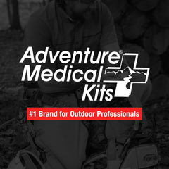 Adventure Medical Kits comparación de tamaño junto a objetos cotidianos para escala