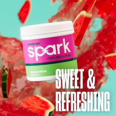 AdvoCare Spark junto a una mano para comparar tamaño del bote y porciones