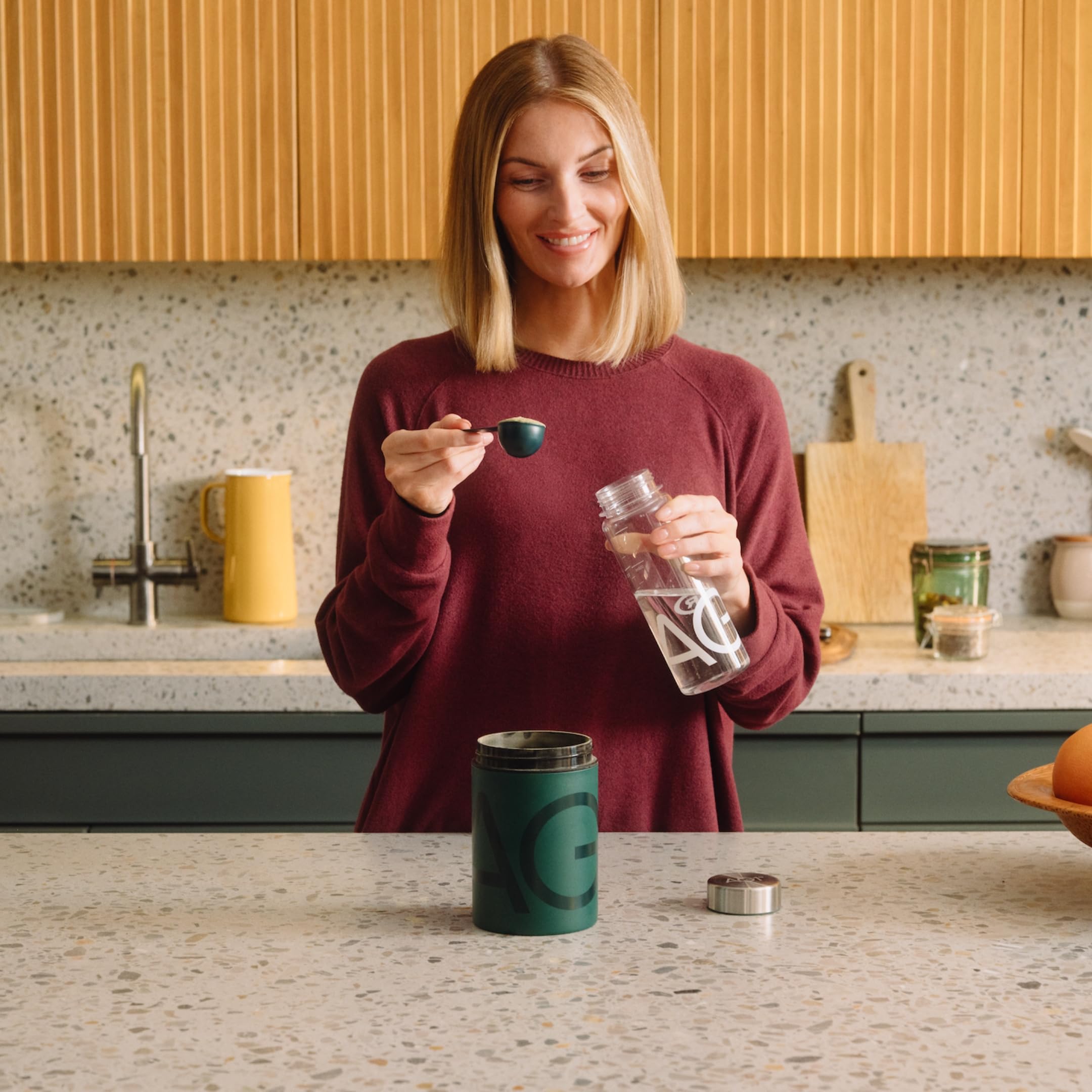 AG1 ingredientes dispuestos destacando base oleosa y vitaminas