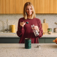AG1 ingredientes dispuestos destacando base oleosa y vitaminas