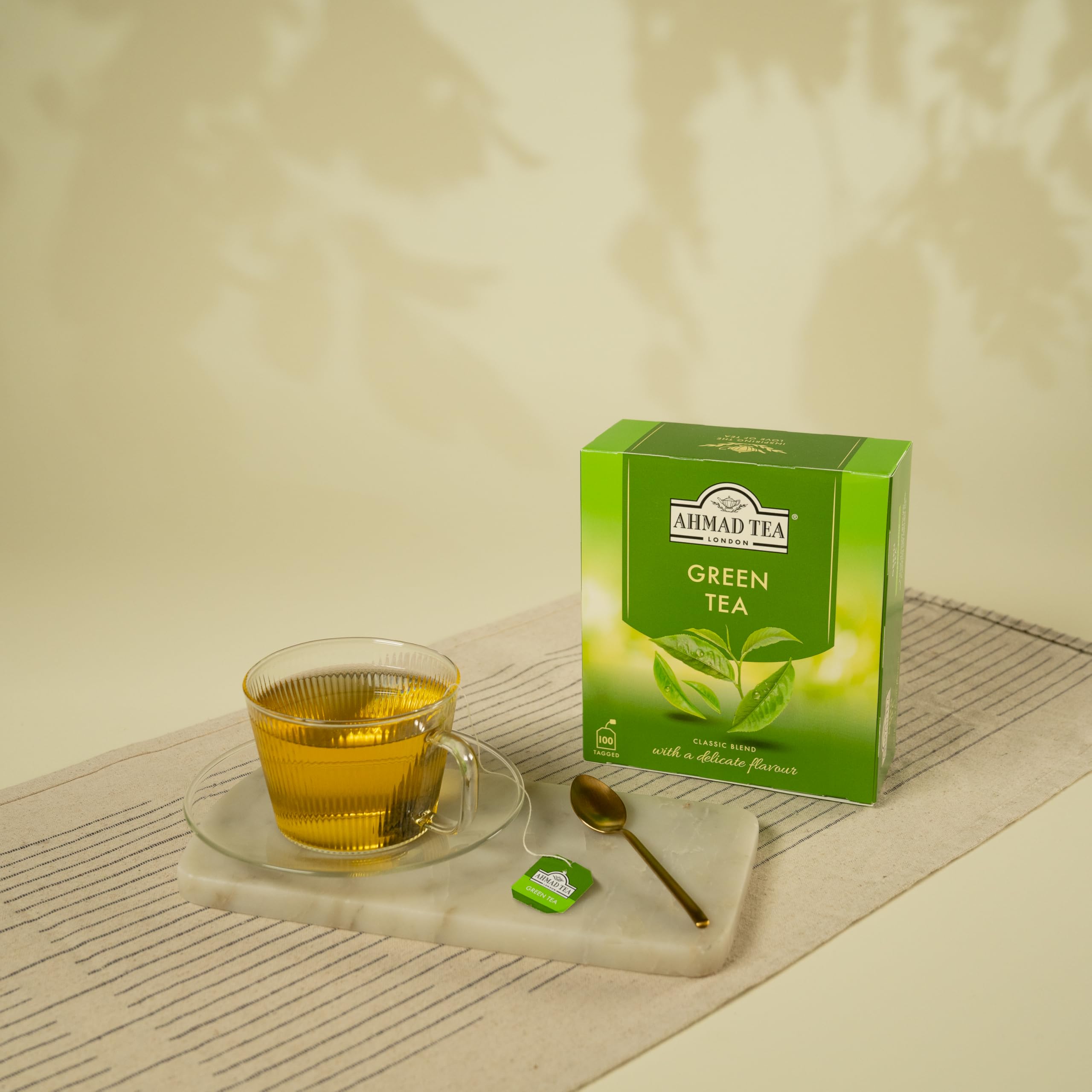 Ahmad Tea detalle de bolsita y textura de la hoja que evidencia calidad y frescura