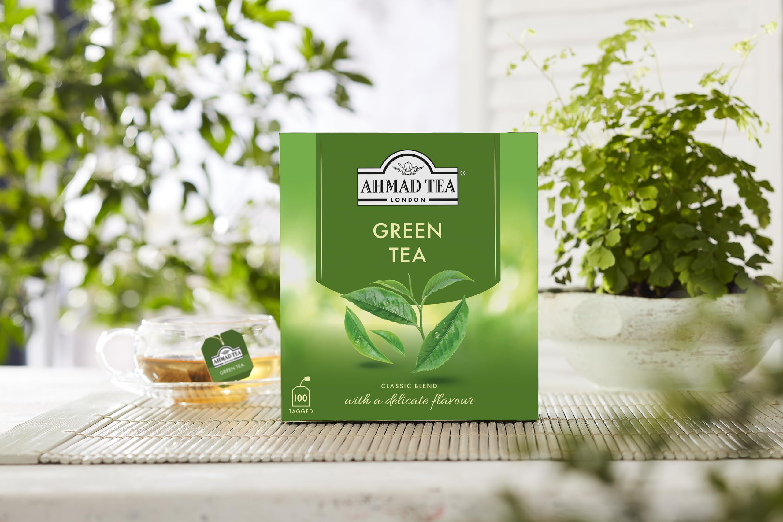 Ahmad Tea taza humeante en uso que transmite confort y estímulo natural