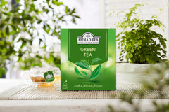 Ahmad Tea taza humeante en uso que transmite confort y estímulo natural