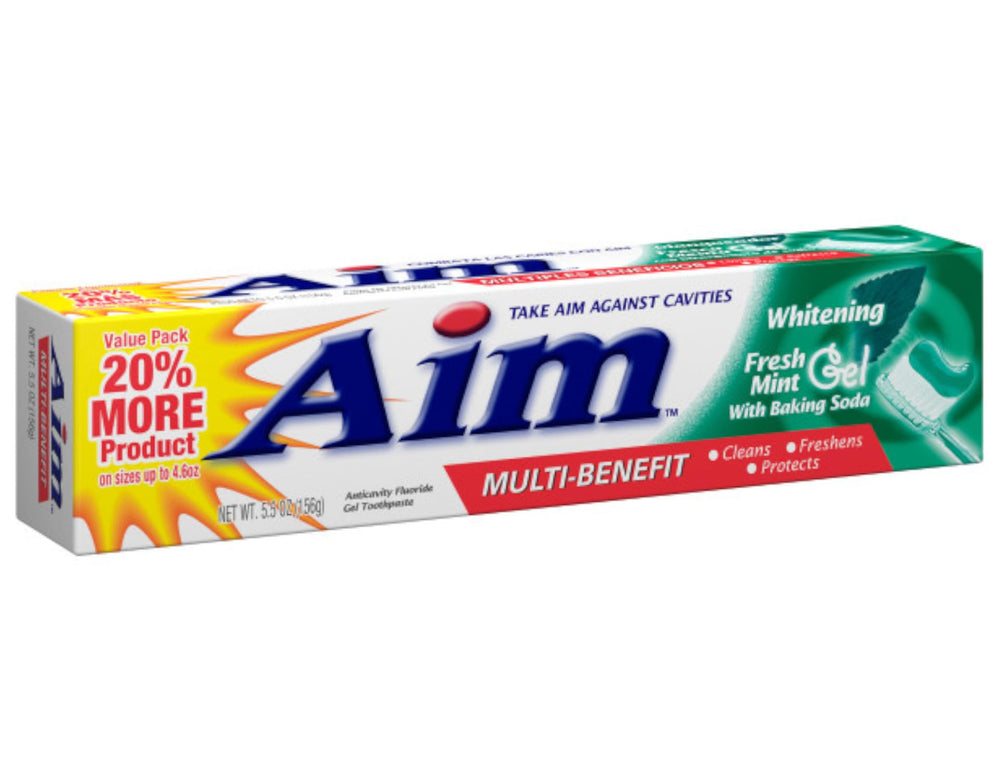 AIM persona cepillando dientes indicando aliento fresco