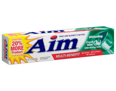 AIM persona cepillando dientes indicando aliento fresco