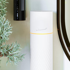 Air-Scent difusor junto a mano para mostrar escala y proporción práctica