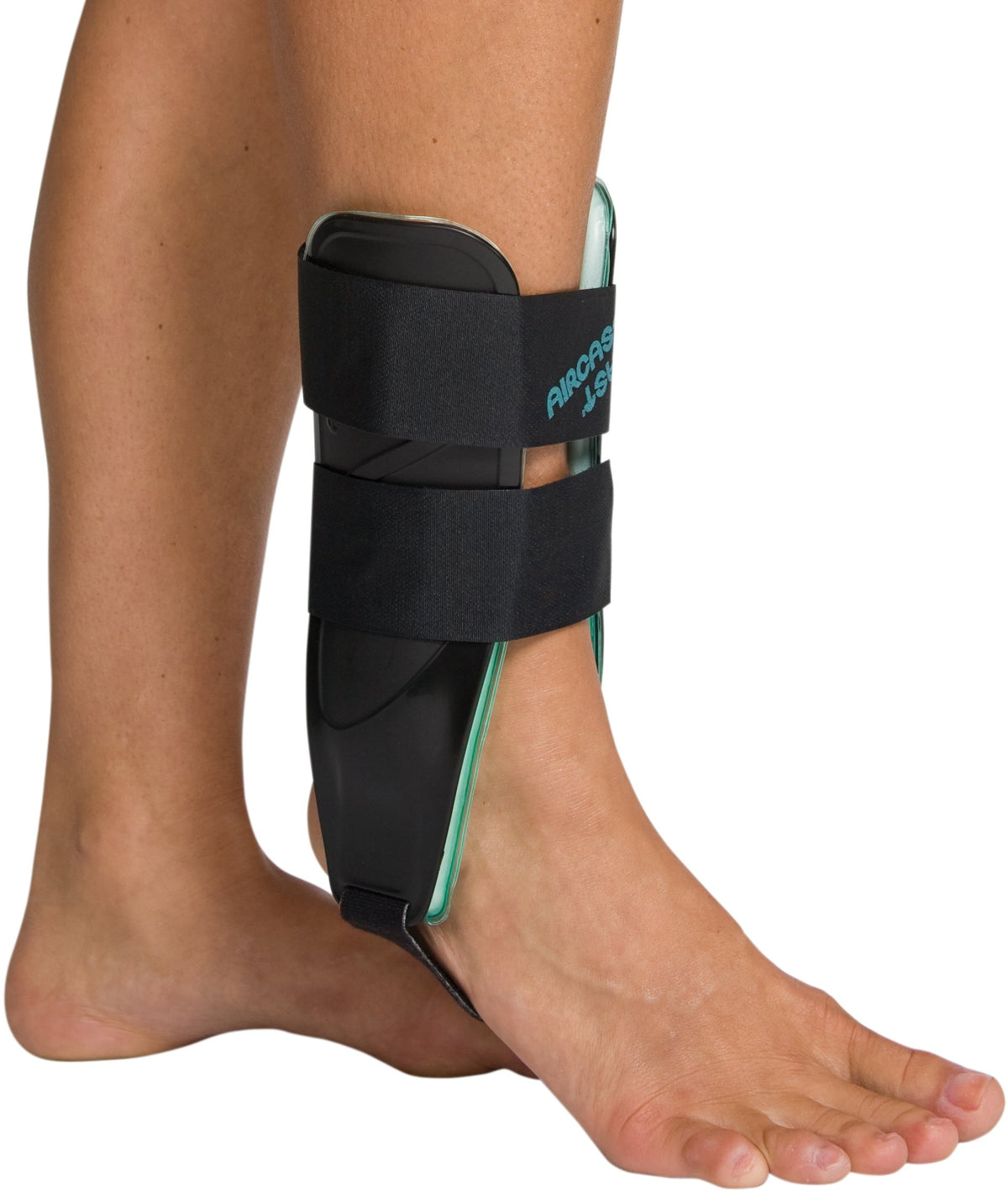 AIRCAST vista frontal del soporte de tobillo con perfil compacto y ajuste seguro