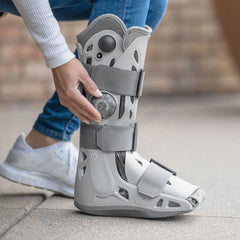 AIRCAST bota en ambiente exterior ilustrando uso cotidiano cómodo