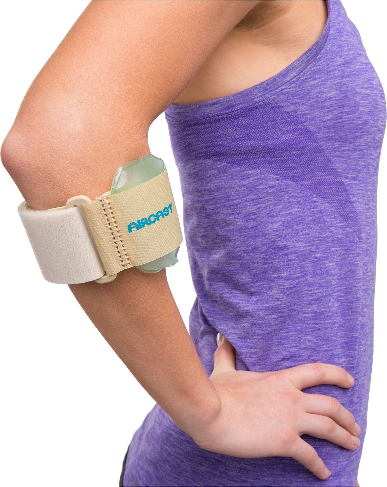 AIRCAST armband en un tenista en pista demostrando soporte durante el golpe