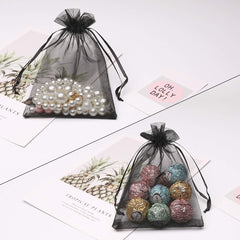 Akstore bolsas en mesa de boda organizando recuerdos con estilo