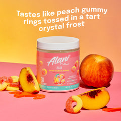 Vaso con Alani Nu BCAA Sour Peach Ring mezclado, hidratación y sabor refrescante