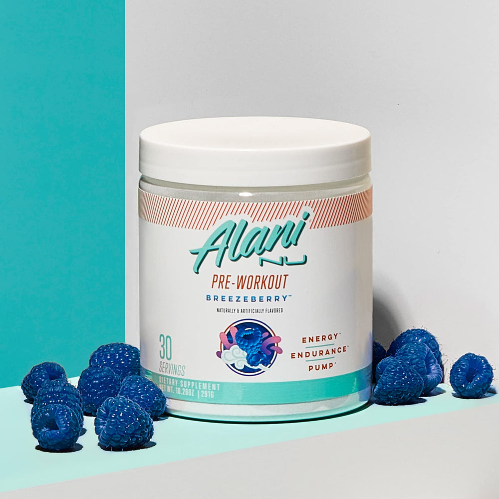 Lifestyle con Alani Nu Breezberry en botella deportiva para motivación