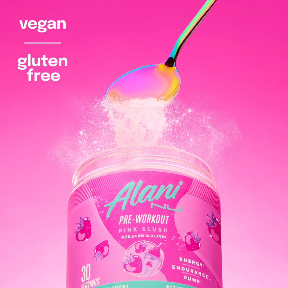 Alani Nu vaso preparado listo para entrenar mostrando color y refresco