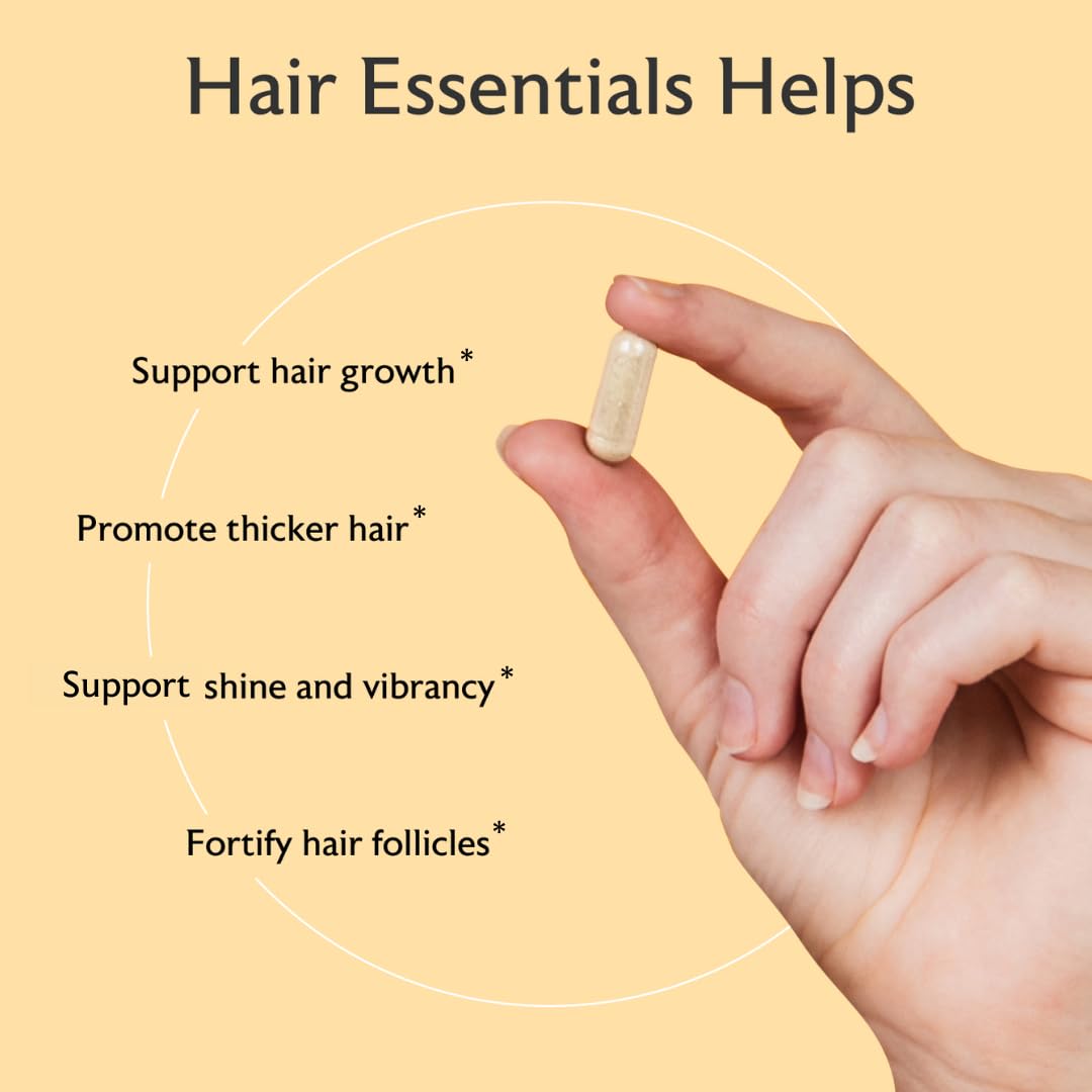 Frasco de Alaya Naturals en mano para comparar tamaño y porción