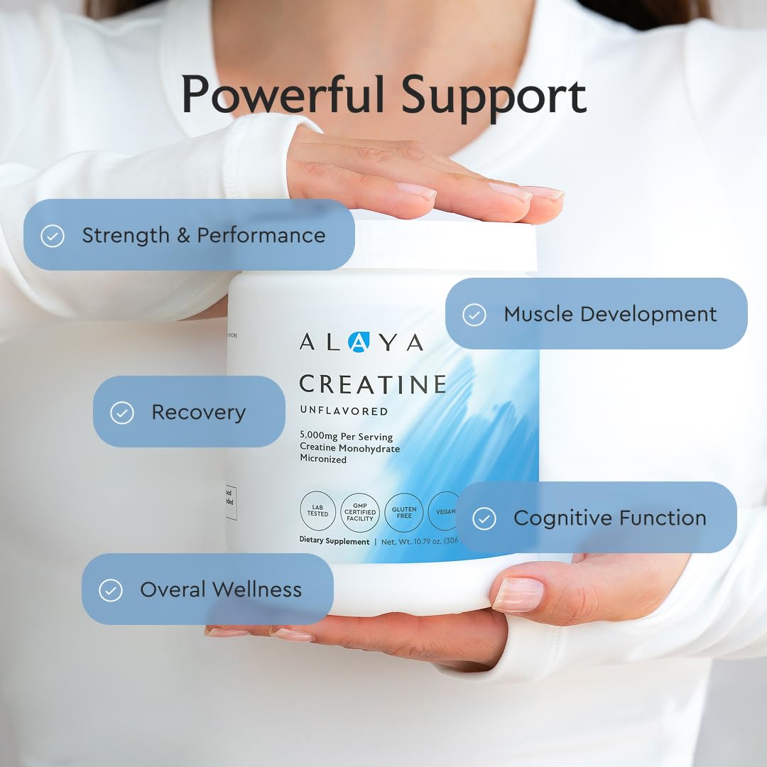 Alaya Naturals mano sosteniendo el envase para mostrar escala y portabilidad