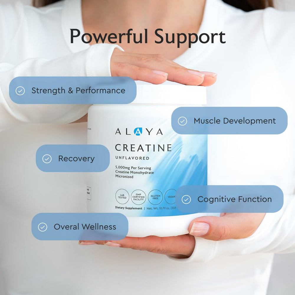 Alaya Naturals mano sosteniendo el envase para mostrar escala y portabilidad
