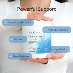 Alaya Naturals mano sosteniendo el envase para mostrar escala y portabilidad