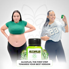 ALCAPLUS persona tomando cápsula con agua para mostrar uso diario