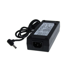 ALITOVE alimentando una tira LED mostrando iluminación estable