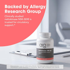 Allergy Research Group cápsulas en mano para comparar tamaño y facilidad de ingestión