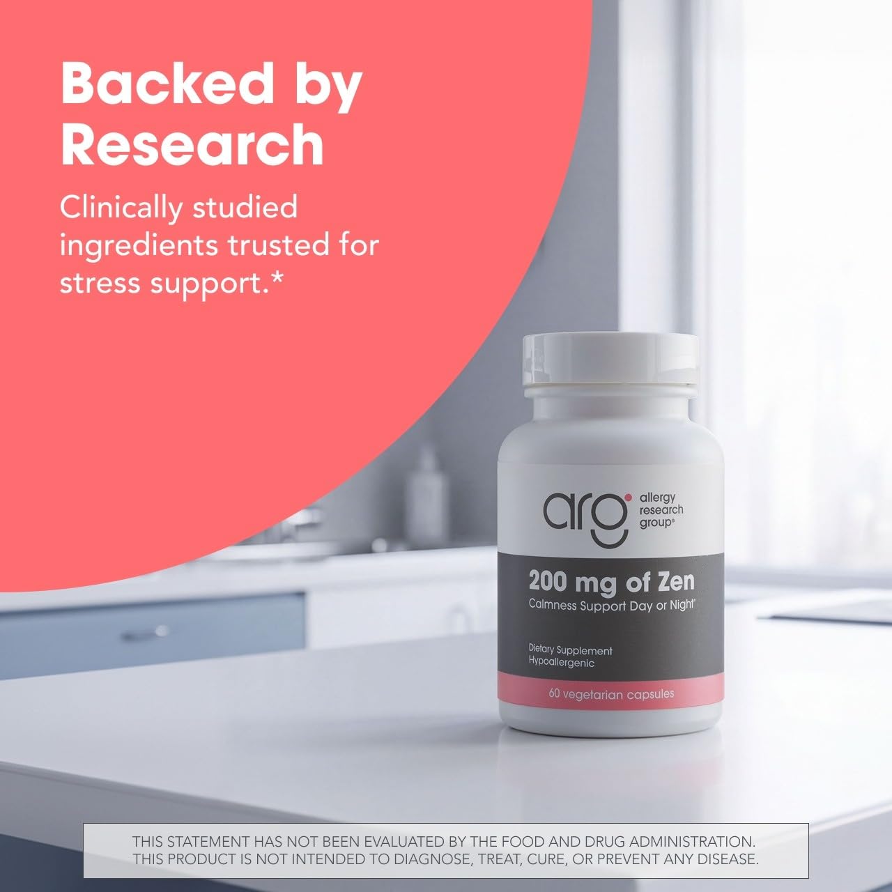 Allergy Research Group cápsula junto a una mano para comparar tamaño y dosificación