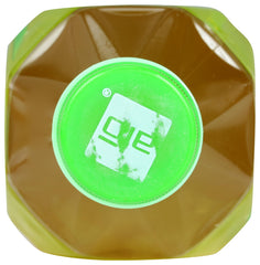 Persona sosteniendo Alo 16.9 fl oz en mano, bebida portátil y refrescante