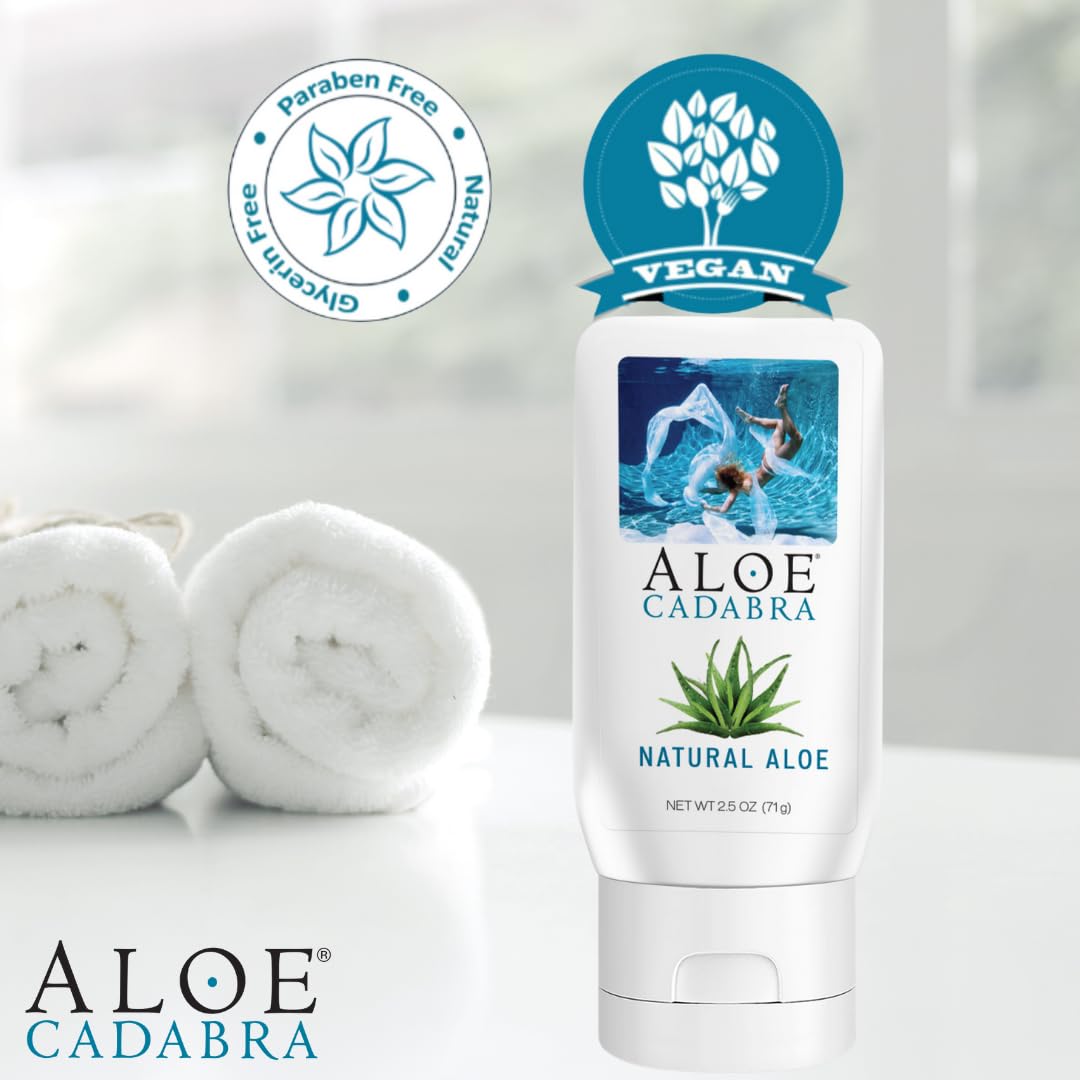 Aloe Cadabra tamaño real 2.5 fl oz comparado con elementos cotidianos para escala