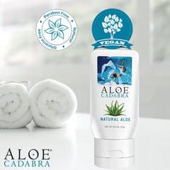 Aloe Cadabra tamaño real 2.5 fl oz comparado con elementos cotidianos para escala