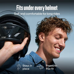 Alpine MotoSafe puesto dentro del casco demostrando confort y reducción de viento
