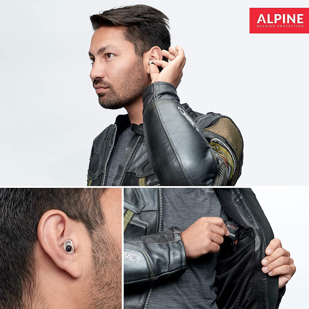 Comparación de tamaño Alpine MotoSafe Race junto a una moneda, portátil y discreto