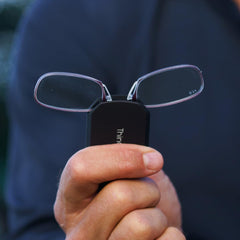 Always With You gafas en uso leyendo un menú, conveniencia inmediata